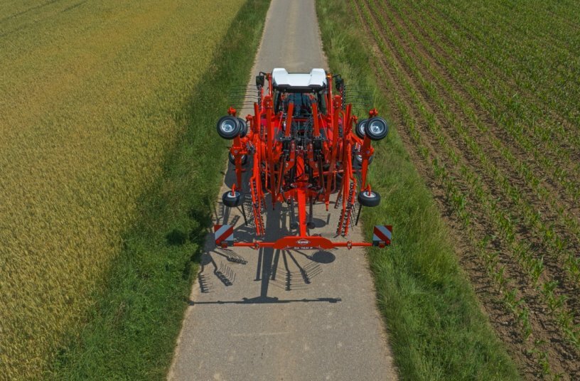 Mounted twin-rotor rake with central delivery GA 7631 P<br>IMAGE SOURCE: KUHN SAS