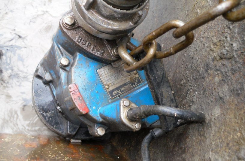 With the slogan Stronger for longer, Tsurumi emphasises its claim to long service life. Here, a robust KTV2-22 at work and a view of the oil distributor inside a Tsurumi pump.<br>IMAGE SOURCE: Tsurumi