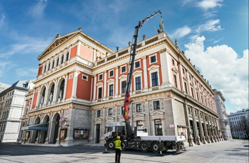 The PK 880 TEC loader crane premieres at bauma. With its advanced design, cutting-edge technology and peak precision, it punches above its weight. <br>IMAGE SOURCE: PALFINGER