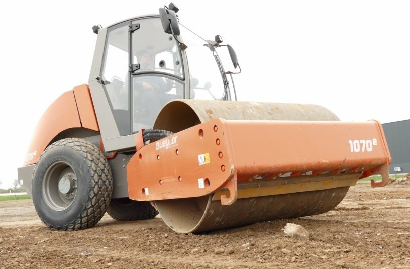 Der 7,1 Tonnen schwere Walzenzug AW 1070 von Weycor ist eine kraftvolle und robuste Maschine. Er liefert für jeden Untergrund exzellente Verdichtungsergebnisse.<br>BILDQUELLE: Teubert Kommunikation; Atlas Weyhausen GmbH