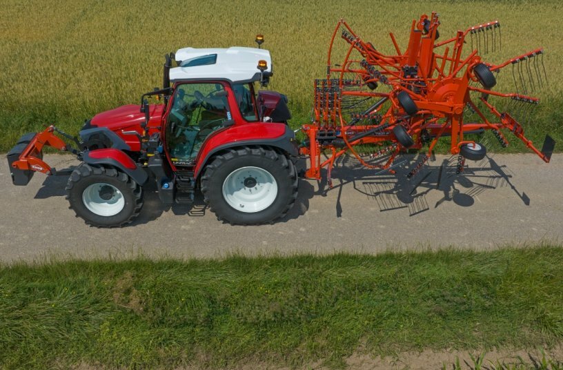 Mounted twin-rotor rake with central delivery GA 7631 P<br>IMAGE SOURCE: KUHN SAS