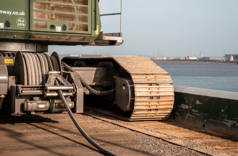 Die aufwickelnde Kabeltrommel gewährleistet die sichere Energiebereitstellung und ermöglicht die uneingeschränkte Mobilität auf dem gesamten Entladungssteg. <br>BILDQUELLE: Sennebogen