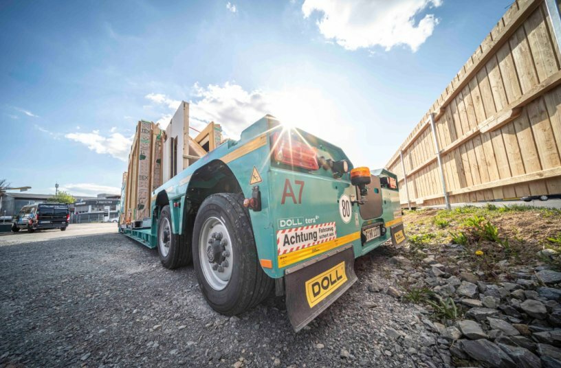 Transportlösung für übergroße Holzmodule: Rikker setzt auf DOLL Tiefbett<br>BILDQUELLE: DOLL Fahrzeugbau GmbH