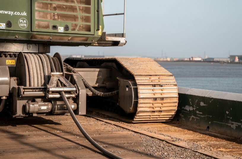 The cable reel ensures a secure power supply and allows unrestricted mobility across the entire unloading pier.<br>IMAGE SOURCE: Sennebogen