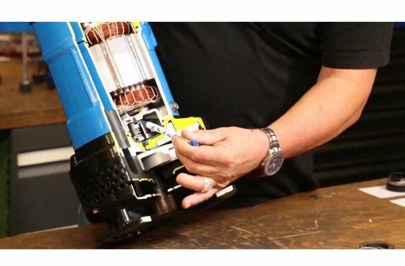 Mit dem Slogan Stronger for longer unterstreicht Tsurumi den Anspruch langer Standzeiten. Hier eine robuste KTV2-22 bei der Arbeit und ein Blick auf den Ölverteiler im Inneren einer Tsurumi-Pumpe.<br>BILDQUELLE: Tsurumi