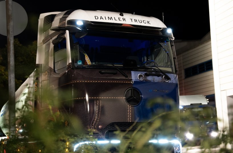 The Mercedes-Benz eActros 600, adorned in a distinctive dirndl and lederhosen-themed wrap, delivers supplies to the Oktoberfest.<br>IMAGE SOURCE: Daimler Truck AG