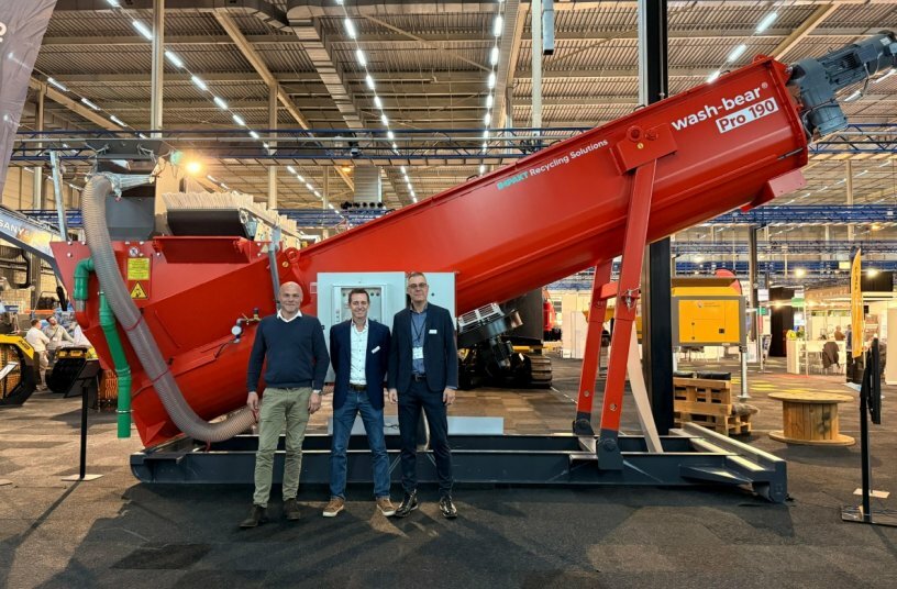 Zufriedene Partner im neuen Händlernetzwerk: Dirk van Lith (links), Pieter Dassen (rechts) ( beide Impakt Recycling Solutions by), Sven Brookshaw (mitte)<br>BILDQUELLE: Moerschen Mobile Aufbereitung GmbH