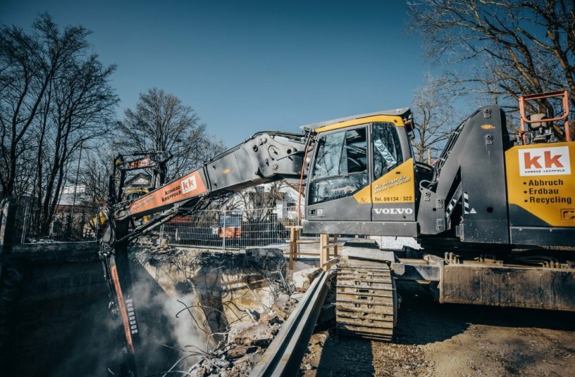Bagger mit Abbruchausrüstung und ausgefahrenem Teleskopfahrwerk beim Tiefbau<br>BILDQUELLE: KP FOTO; Philipp Kostecki
