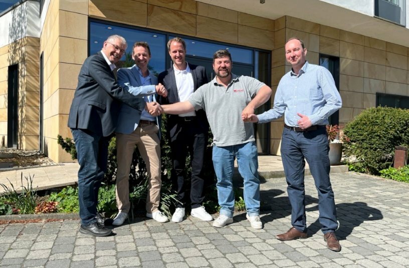 Freuen sich auf die Zusammenarbeit (von links): Karlgünter Eggersmann (Geschäftsführer Eggersmann Gruppe und Eggersmann Impaktor GmbH), Sven Brookshaw (Geschäftsführer Moerschen Mobile Aufbereitung GmbH), Pascal Petermann (Geschäftsleiter Eggersmann Impaktor GmbH), Thorsten Jäger (Vertriebsleiter Moerschen GmbH) und Floran Klenk (Area Sales Manager Eggersmann Impaktor GmbH) nach der Vertragsunterzeichnung.<br>BILDQUELLE: Moerschen Mobile Aufbereitung GmbH