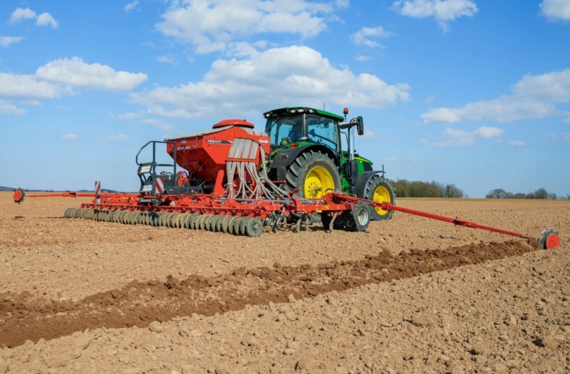 Mounted min-till seed drills MEGANT 722 R and 802 R<br>IMAGE SOURCE: KUHN SAS