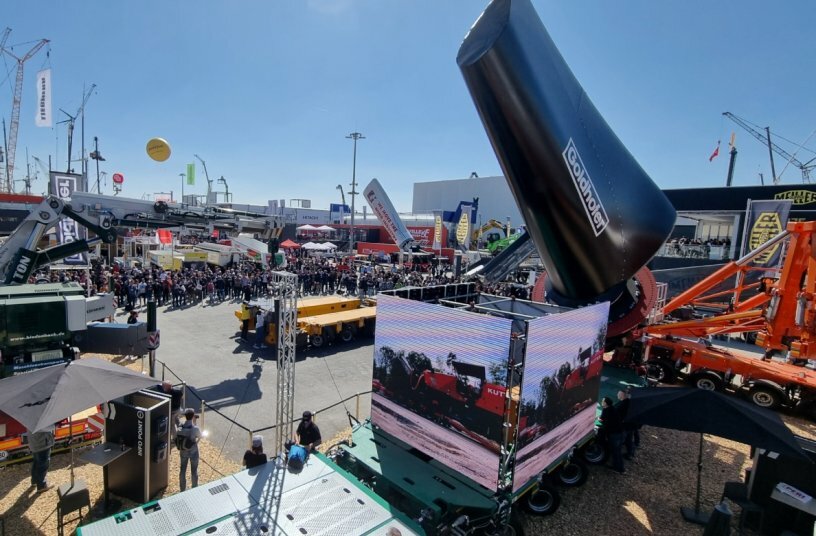 The regular product demonstrations captivated numerous visitors<br>IMAGE SOURCE: Goldhofer AG