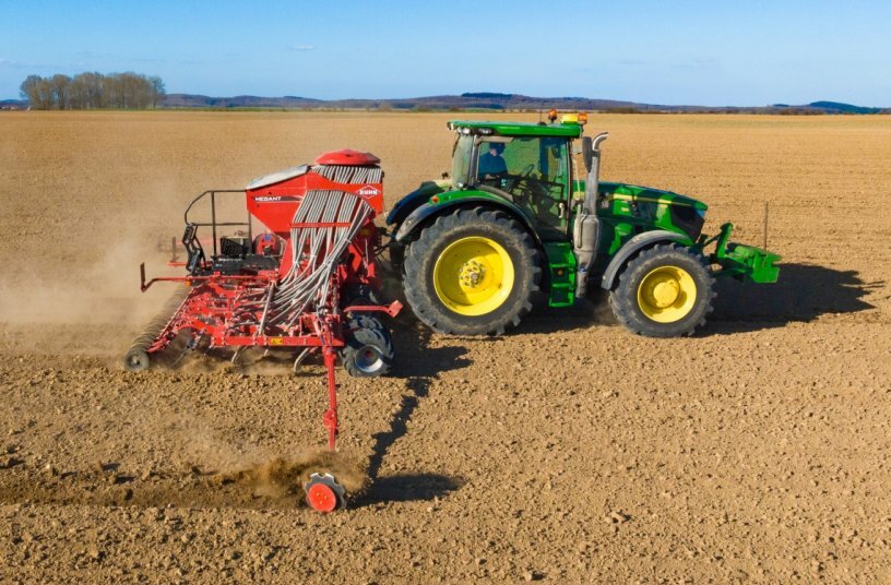 Mounted min-till seed drills MEGANT 722 R and 802 R<br>IMAGE SOURCE: KUHN SAS
