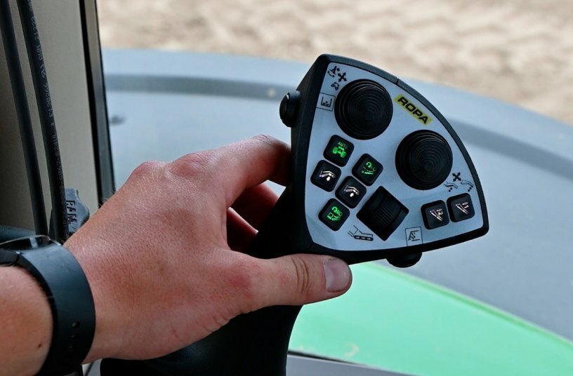 ROPA Keiler 2 RK22 left-hand control unit<br>IMAGE SOURCE: ROPA Fahrzeug- und Maschinenbau GmbH