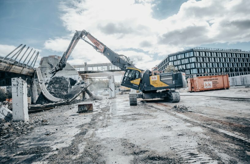 Bagger mit Abbruchausrüstung, ausgefahrenem Teleskopfahrwerk und gekippter Kabine<br>BILDQUELLE: KP FOTO; Philipp Kostecki