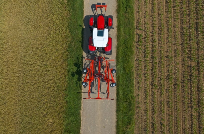 Mounted twin-rotor rake with central delivery GA 7631 P<br>IMAGE SOURCE: KUHN SAS