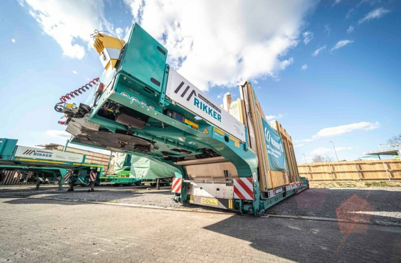 Transportlösung für übergroße Holzmodule: Rikker setzt auf DOLL Tiefbett<br>BILDQUELLE: DOLL Fahrzeugbau GmbH
