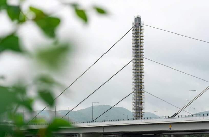 Ringlock was used to scaffold the 65-metre-high pylon of the Voest Bridge in Austria.<br>IMAGE SOURCE: Doka GmbH