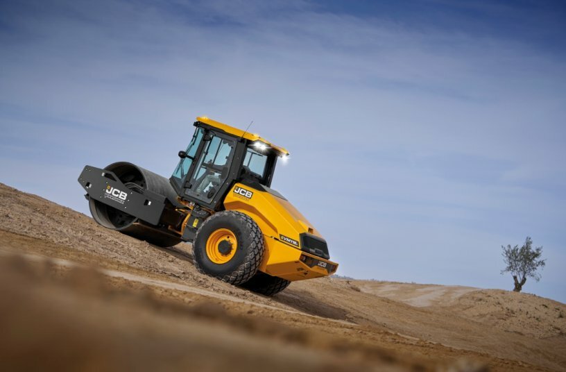 Der global erste Walzenzug über 10 t mit 55 kW EU-Stufe-V-Motor – ohne Diesel-Exhaust-Fluid (DEF).<br>BILDQUELLE: J. C. Bamford Excavators Ltd.