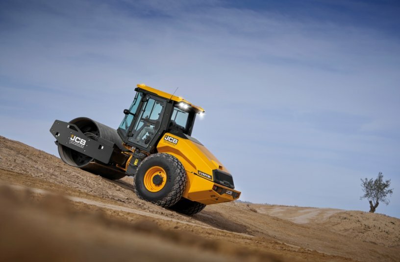 The world's first single-drum roller over 10 t with a 55 kW EU Stage V engine – without diesel exhaust fluid (DEF).<br>IMAGE SOURCE: J. C. Bamford Excavators Ltd.