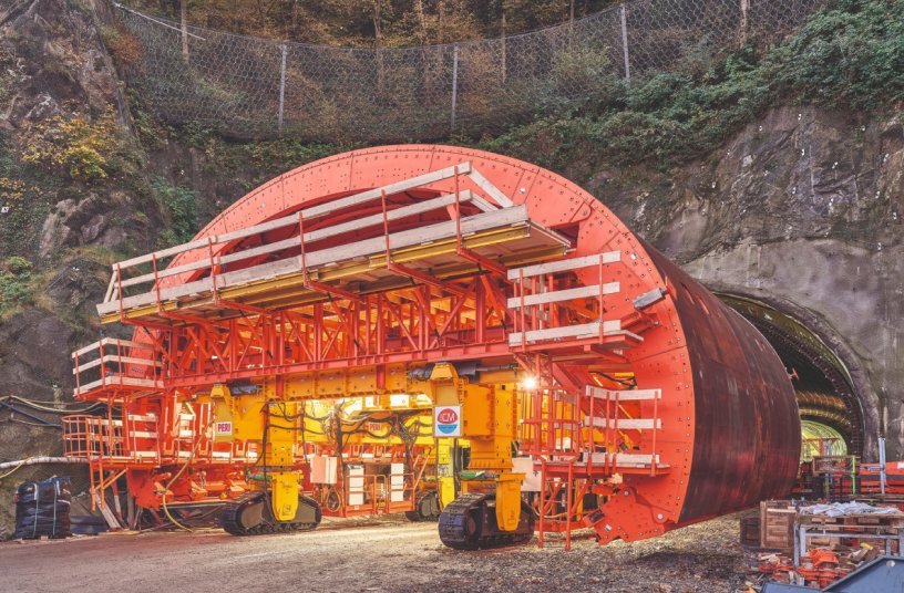 To construct the 1,600-m-long access tunnel, PERI engineers developed the first customised and fully hydraulic special-purpose formwork carriage. This alone was sufficient to construct the different cross-sections in a total of 170 concreting sections. <br>IMAGE SOURCE: PERI SE