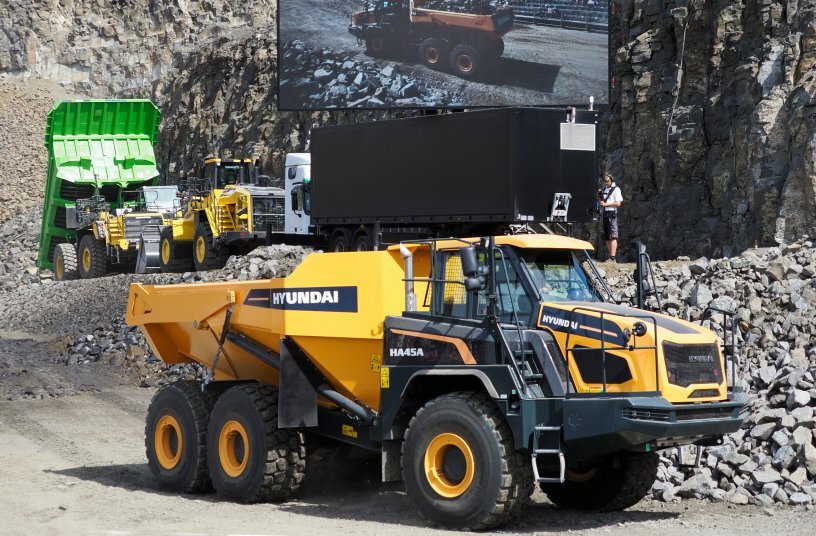 The full picture: The truck-mounted 9.2 x 5.2-meter LED wall ensures nobody misses a thing.<br>IMAGE SOURCE: GEOPLAN