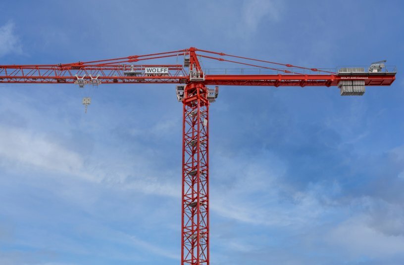 By designing the first three jib parts as a four-chord instead of a three-chord version, significantly higher lifting capacities are enabled. The hoist rope support on the jib reduces rope sag from seven to just 1.5 meters, making multi-crane operations safer.<br>IMAGE SOURCE: WOLFFKRAN