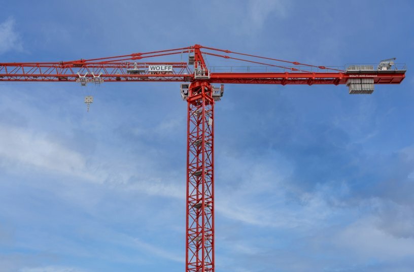 Durch die Konstruktion der erstendrei Auslegerteile als Vier-Gurt- statt als Drei-Gurt-Variante können deutlich höhere Traglasten erreicht werden. Die Hubseilunterstützung am Ausleger reduziert den Seildurchhang von sieben auf nur noch 1,5 Meter und macht das Arbeiten mit mehreren Kranen sicherer.<br>BILDQUELLE: WOLFFKRAN GmbH