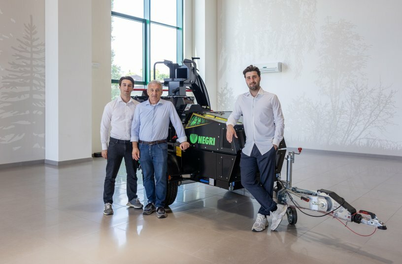 (v.l.n.r.) Francesco Negri, Marco Negri und Roberto Negri mit dem neuesten Häcksler im Portfolio, dem C17.<br>BILDQUELLE: Negri S.R.L.