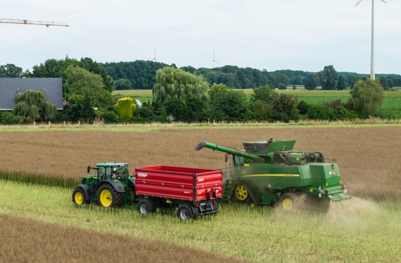 Krampe presents the new FlexBody three-way tippers in single-axle, tandem and turntable versions at Agritechnica.<br>IMAGE SOURCE: Krampe Fahrzeugbau GmbH