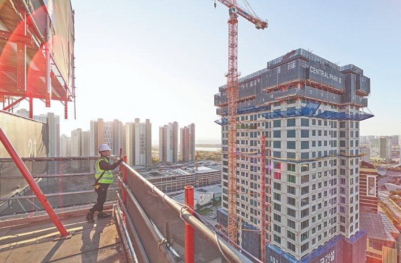 In Incheon, South Korea, just a few kilometers from Seoul, two new luxury residential towers were built using the RCS MAX Rail Climbing System.<br>IMAGE SOURCE: PERI SE