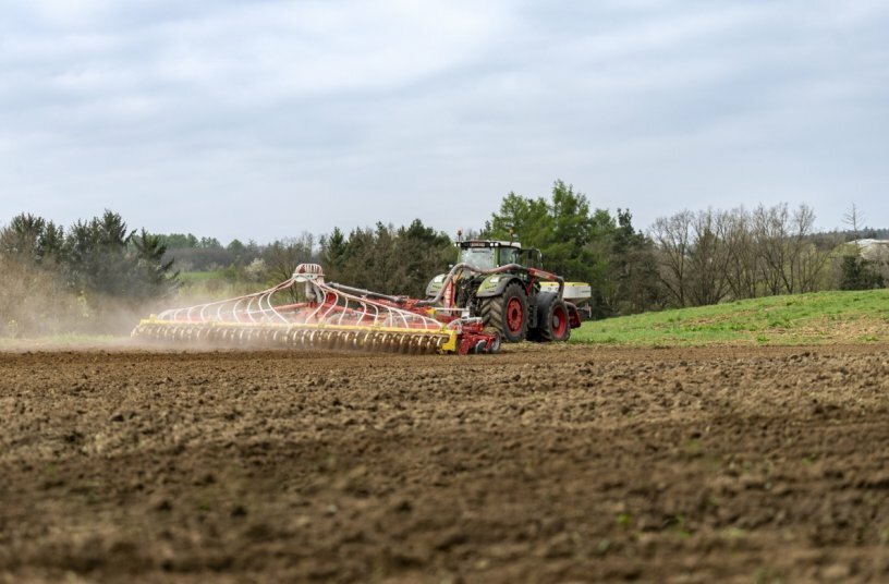 Tillage and application in a single pass: TERRADISC 1001 T, AMICO F<br>IMAGE SOURCE: PÖTTINGER Landtechnik GmbH