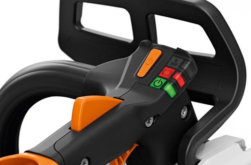 The electronic control cockpit of the STIHL MSA 220 T ensures safety and comfort. The 180° LED display informs the user about the status of the chainsaw and the large and raised unlock button in the thumb rest is easily accessible at all times.<br>IMAGE SOURCE: STIHL
