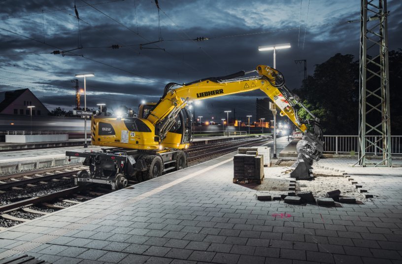 At Bauma 2022 Liebherr shows the A 922 Rail Litronic with hydrostatic drive concept as well as the new, fully hydraulic quick coupling system LIKUFIX® 33-9.<br>IMAGE SOURCE: Liebherr-EMtec GmbH