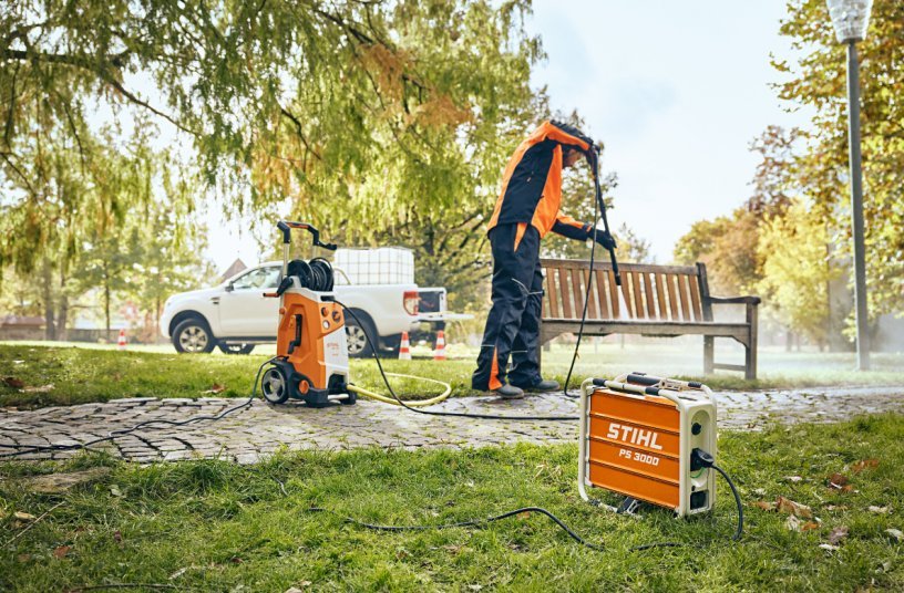 As a noiseless and emission-free alternative to the gasoline generator, the STIHL PS 3000 allows to work with cable-dependent equipment outside the power supply network. For example, pressure washers or electric water pumps can be operated directly via the mobile power supply.<br>IMAGE SOURCE: STIHL