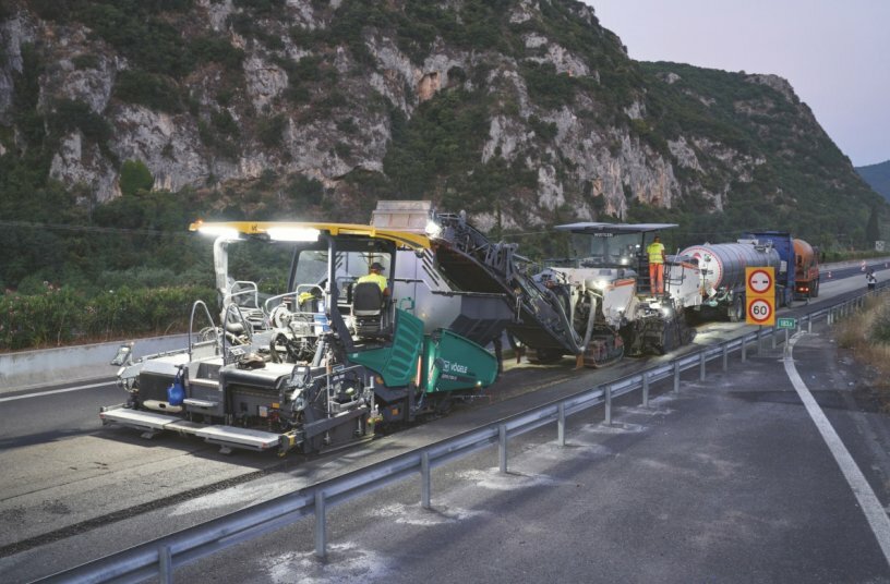 In a single, continuous process, the W 380 CRi milled off the material, processed it and transferred the resulting mix to the Vögele paver, which then paved it true to grade and slope in-place (in-situ).<br>IMAGE SOURCE: WIRTGEN GROUP