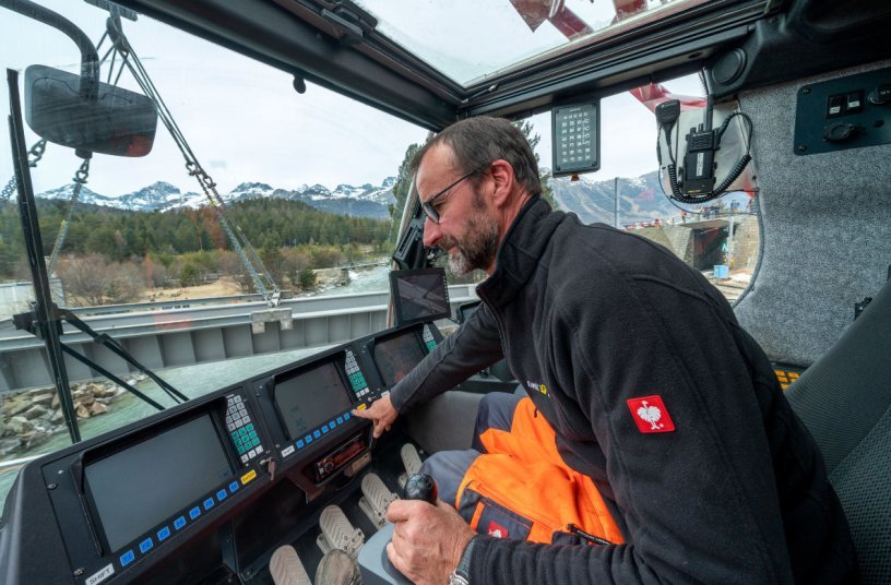 Panoramic view – Peter Stricker, in the crane operator’s cab of the LR 11000, places the 176 tonne steel bridge precisely on the abutments of the refurbished river crossing.<br>IMAGE SOURCE: Liebherr-Werk Ehingen GmbH