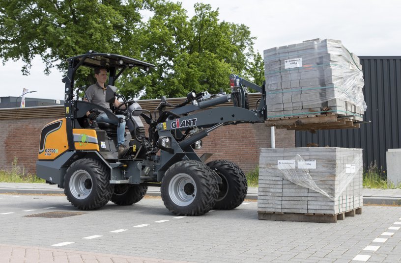 G2700E X-TRA with pallet fork<br>IMAGE SOURCE: TOBROCO-GIANT