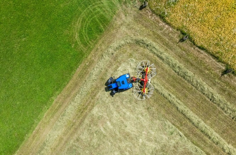 The twin rotor rake with central swath placement ticks all the boxes with the best ground tracking<br>IMAGE SOURCE: PÖTTINGER Landtechnik GmbH