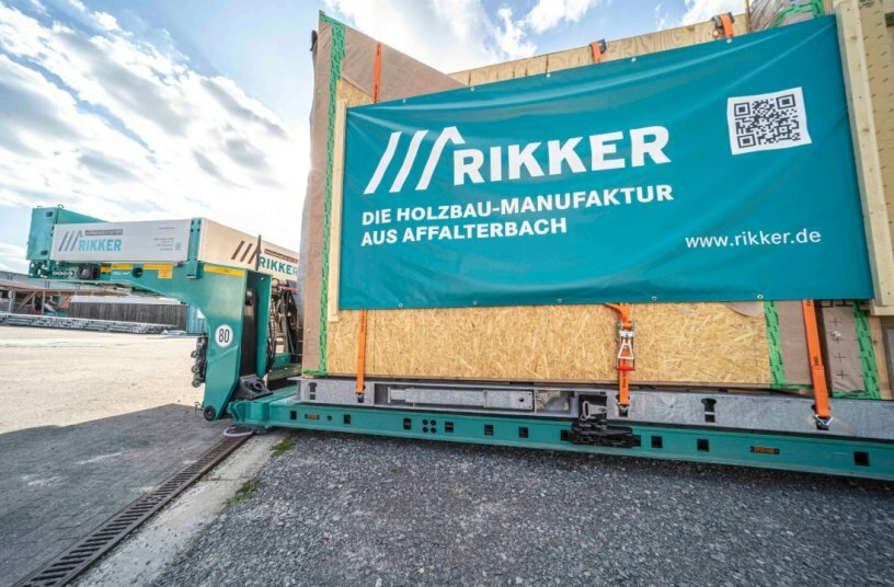 Transportlösung für übergroße Holzmodule: Rikker setzt auf DOLL Tiefbett<br>BILDQUELLE: DOLL Fahrzeugbau GmbH