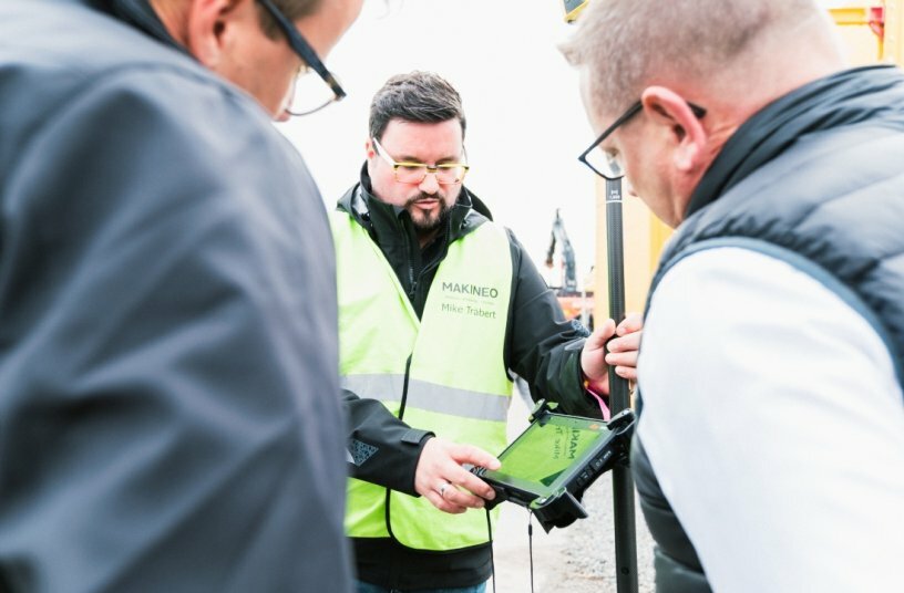 Makineo-Mitarbeiter präsentieren im Coreum moderne Maschinensteuerung und Vermessungstechnologien, die Vermessungsaufgaben in bestehende Arbeitsprozesse integrieren.<br>BILDQUELLE: wyynot GmbH; Coreum GmbH