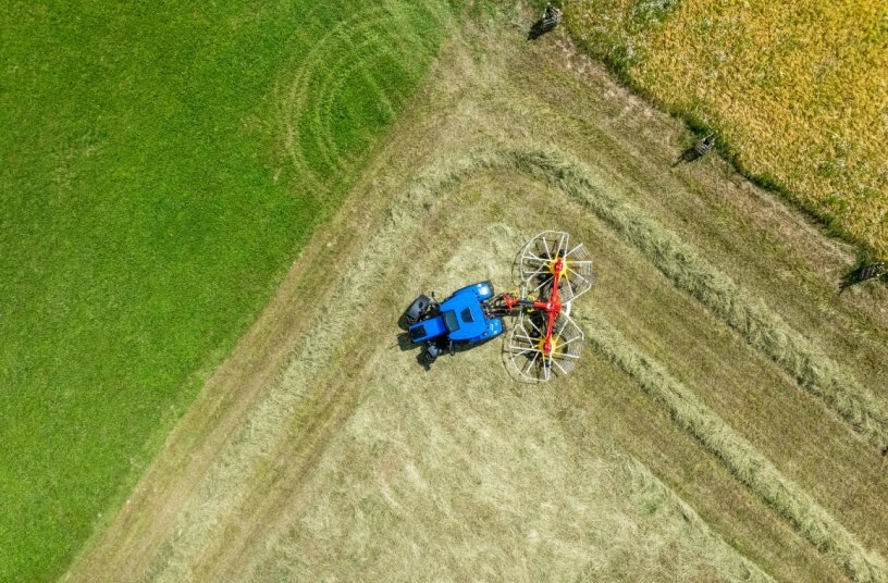 Der Zweikreiselschwader mit Mittenablage punktet mit bester Bodenanpassung<br>BILDQUELLE: PÖTTINGER Landtechnik GmbH