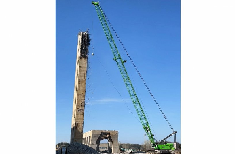 The 300 t duty cycle crane from SENNEBOGEN was specially designed for the demolition expert to work at great heights.<br>IMAGE SOURCE: SENNEBOGEN Maschinenfabrik GmbH