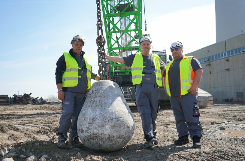 Site coordinator Calogero Arnone, crane operator Peter Hoffmann and foreman Calogero Cusumano are very satisfied with the performance of the SENNEBOGEN 6300 HD.<br>IMAGE SOURCE: SENNEBOGEN Maschinenfabrik GmbH