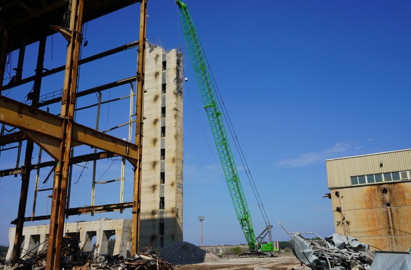 World's largest duty cycle crane in demolition works with 10 t wrecking ball at a height of 75 m.<br>IMAGE SOURCE: SENNEBOGEN Maschinenfabrik GmbH