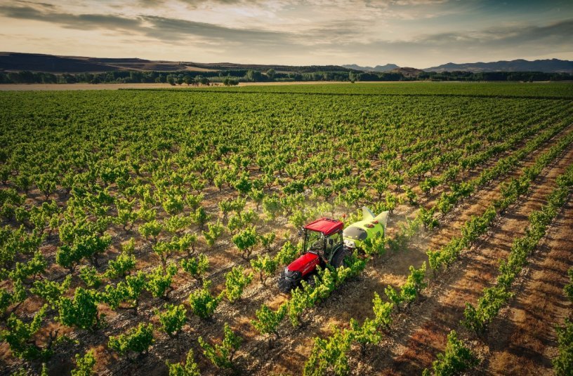 Case IH Quantum 80V fieldwork<br>IMAGE SOURCE: CNH Industrial N.V.; Case IH
