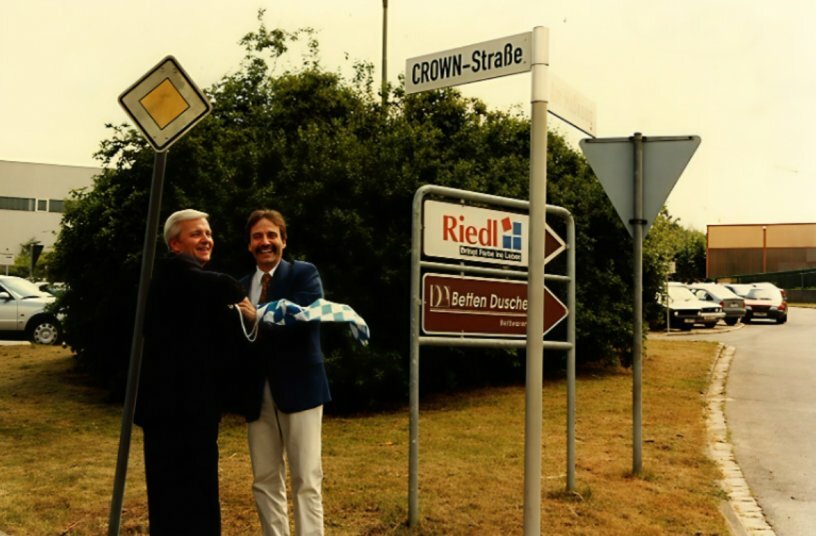When the access road to Plant 1 in Roding was named 'CROWN-Straße' (Crown Street) in 1996, then-Mayor Franz Reichold offered his congratulations to Crown Senior Vice President Jim Moran.<br>IMAGE SOURCE: Crown