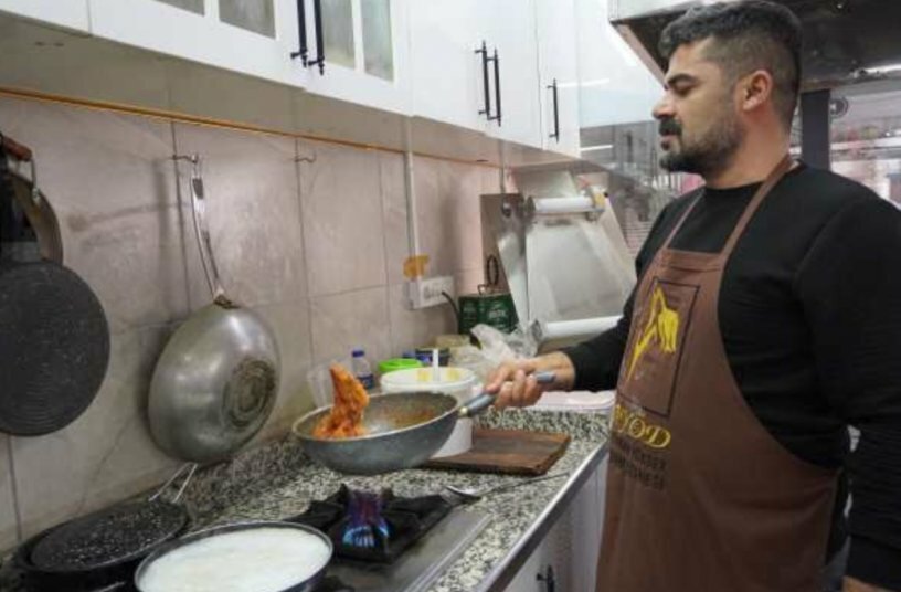 Er selbst steht in der Küche, zudem beschäftig Vedat Gündüz weitere Mitarbeiter.<br>BILDQUELLE: DOOSAN BOBCAT EMEA