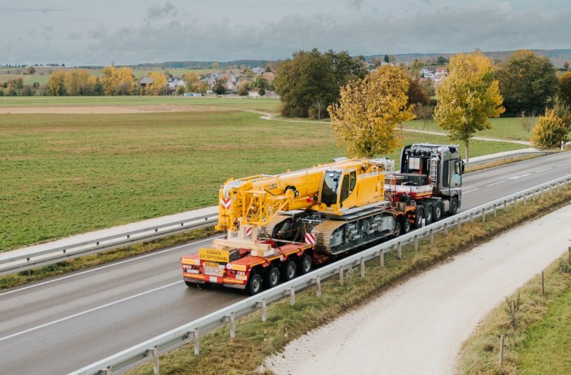 Economical transport concept: the LTR 1150 can be transported complete with crawler carriers on a low loader with a total weight of only 60 tonnes and a width of 3.5 metres...<br>IMAGE SOURCE: Liebherr-Werk Ehingen GmbH