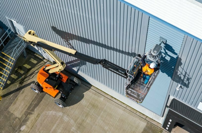 JLG EC450AJ Compact in action<br>IMAGE SOURCE: JLG
