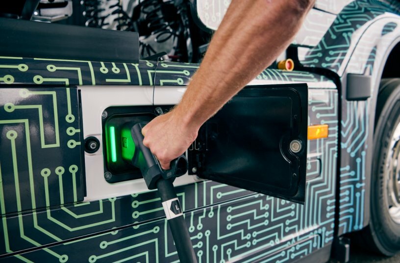 Charging the near-series prototype of the eActros 600<br>IMAGE SOURCE: Daimler Truck AG